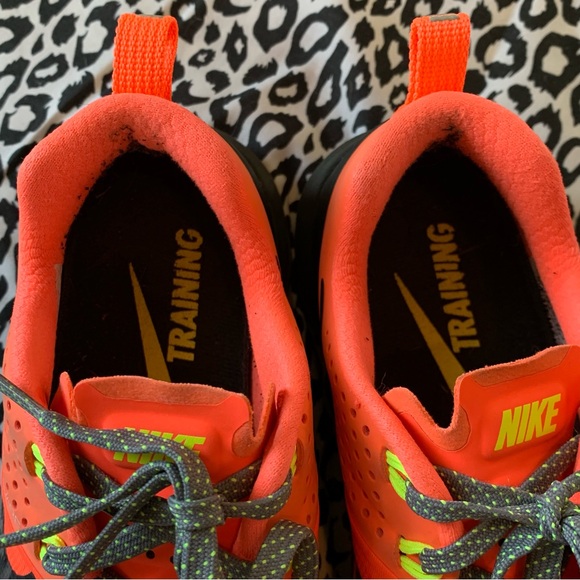 Nike Metcon FlyWire Cross-Training Sneakers - Picture 10 of 12